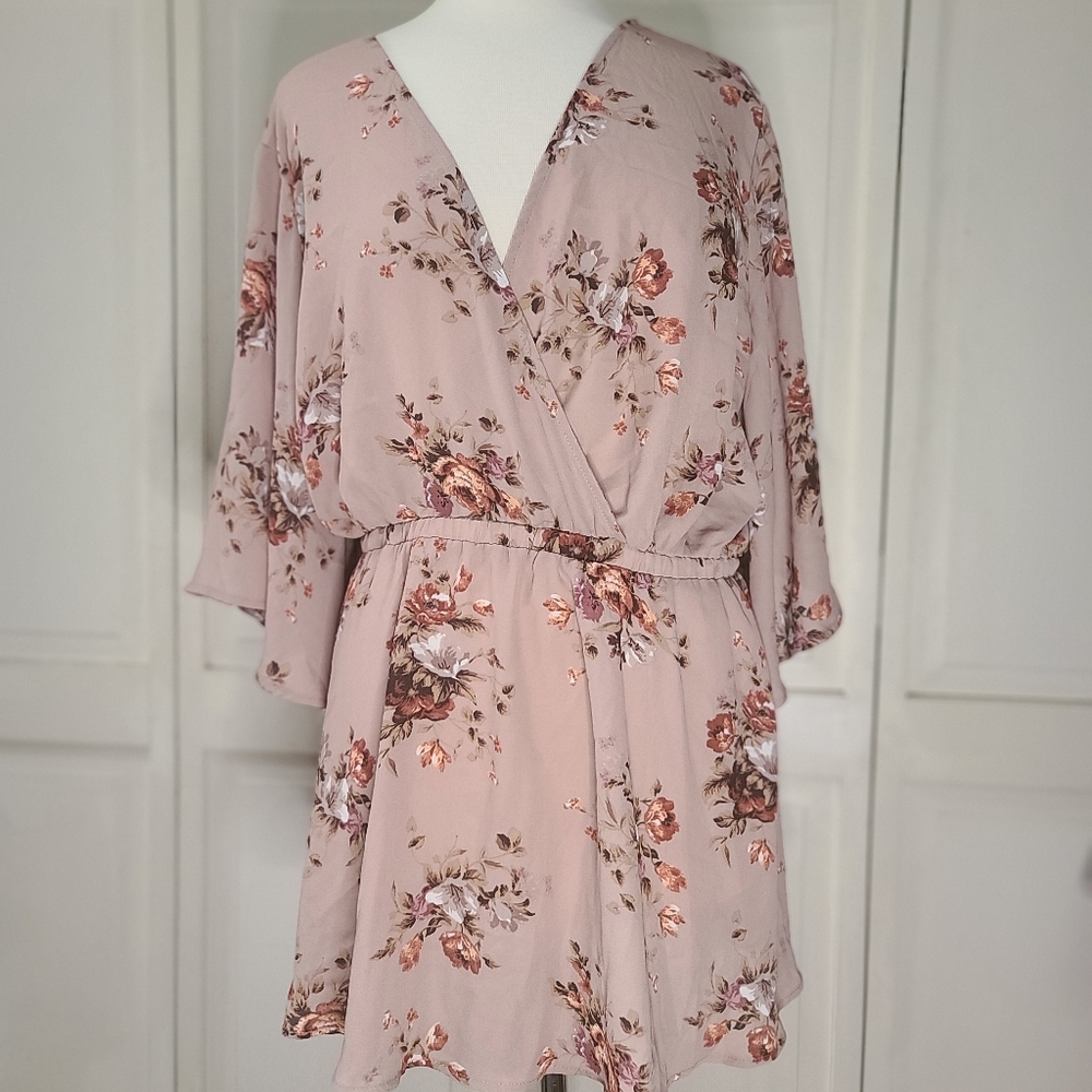 Beautiful flowy super flattering Torrid blouse in size 4x.